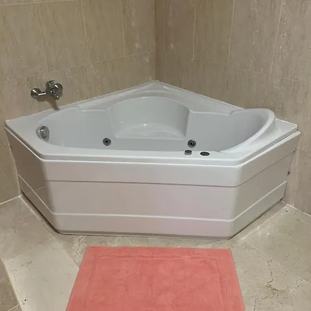 In 4bedroom Penthouse With Private Bath